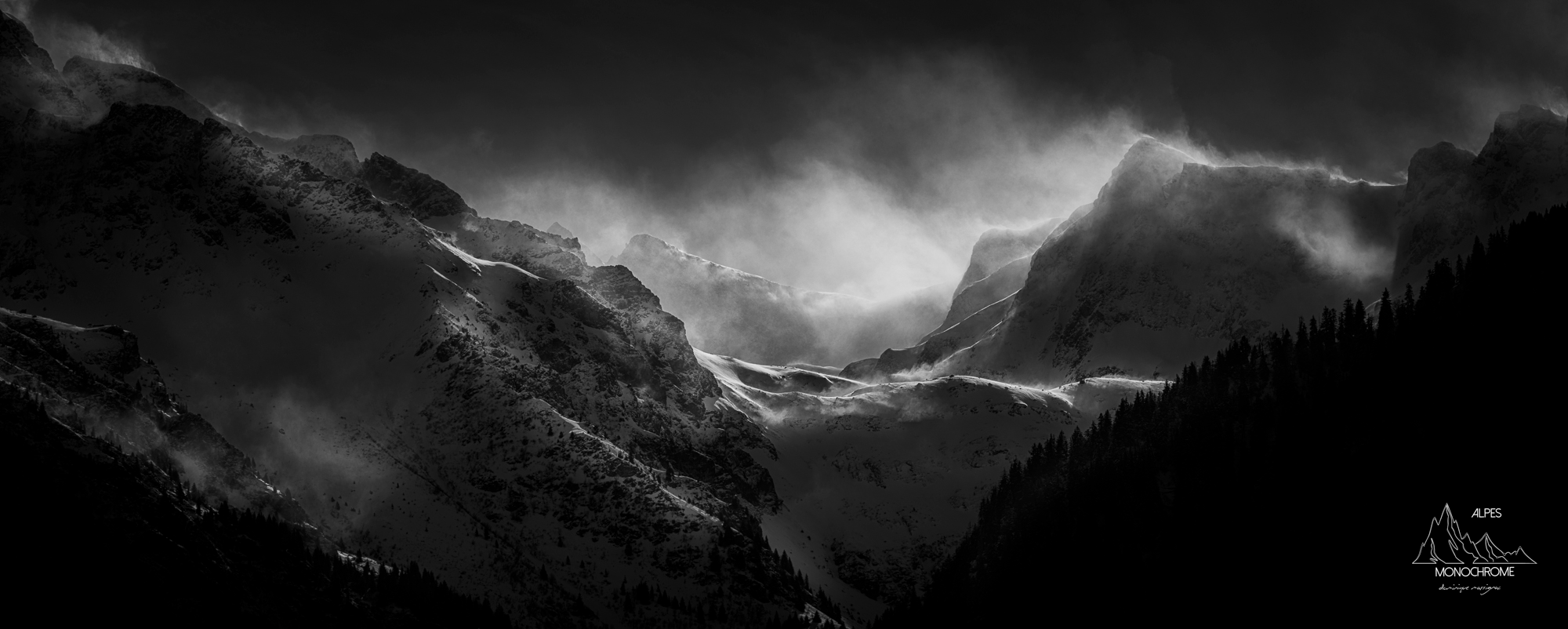 Photographie en noir et blanc du contrefort du lac blanc dans le massif de belledonne